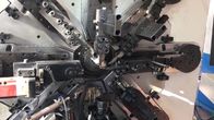 Mola do CNC que forma a máquina com os doze machados que gerenciem o fio que forma a máquina