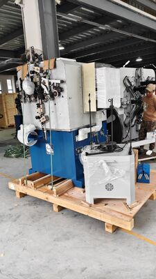 Máquina de molas de compressão de 3 eixos equipada com controladores digitais completos