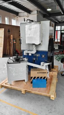 Máquina de molas de compressão de 3 eixos equipada com controladores digitais completos