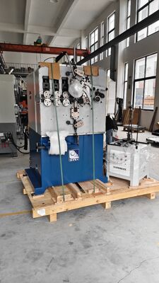 Máquina de molas de compressão de 3 eixos equipada com controladores digitais completos