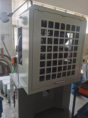 Mola do CNC 5.5KW que forma sistemas opcionais da mão da máquina e de 200KG Decoiler