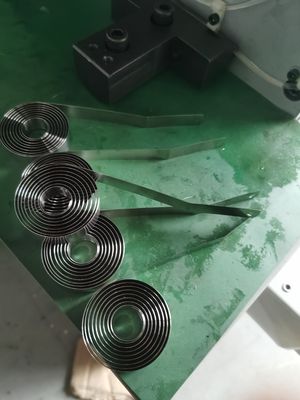 Mola do CNC 5.5KW que forma sistemas opcionais da mão da máquina e de 200KG Decoiler